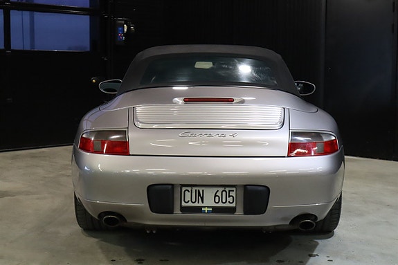 Porsche 911 Carrera 4 21 of 27