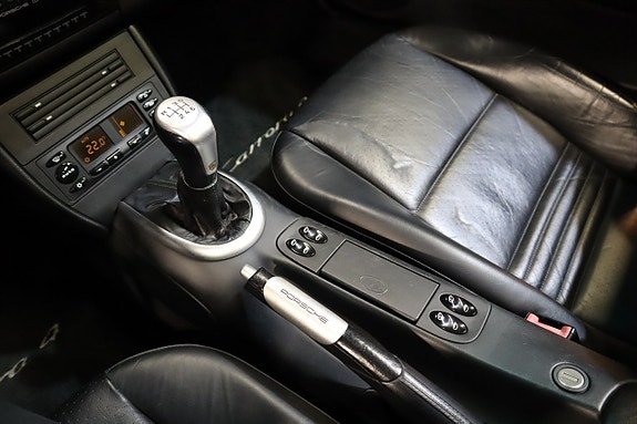 Porsche 911 Carrera 4 14 of 27