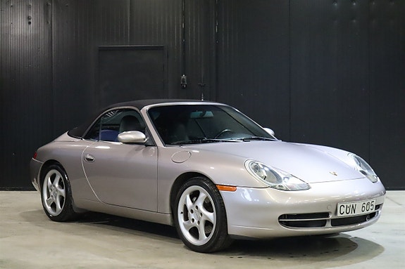 Porsche 911 Carrera 4 3 of 5