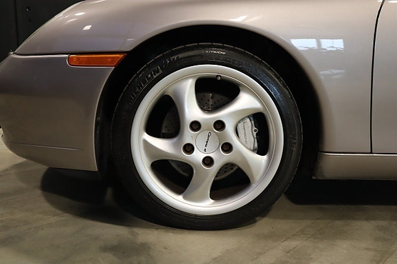 Porsche 911 Carrera 4 23 of 27