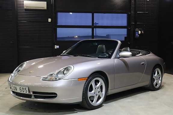 Porsche 911 Carrera 4 2 of 5