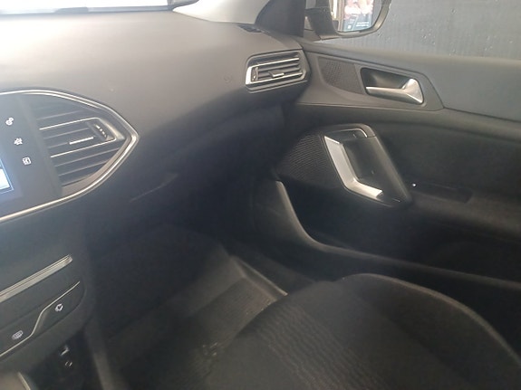 Peugeot 308 SW 14 of 15