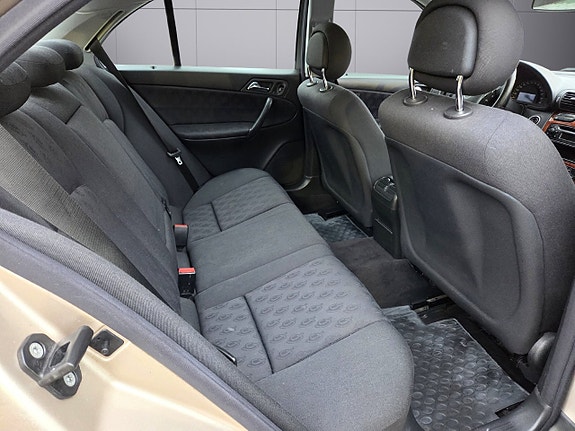 Mercedes-Benz C180 13 of 17