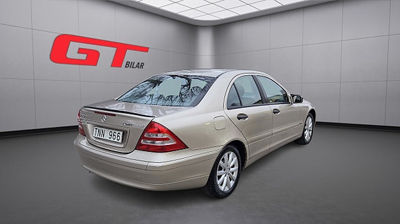 Mercedes-Benz C180 8 of 17