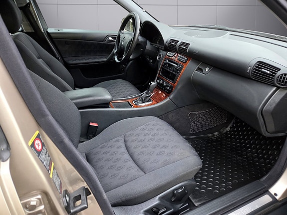 Mercedes-Benz C180 11 of 17
