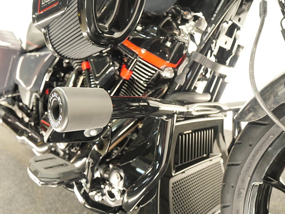 Harley-Davidson CVO™ Street Glide™ ST 14 of 19