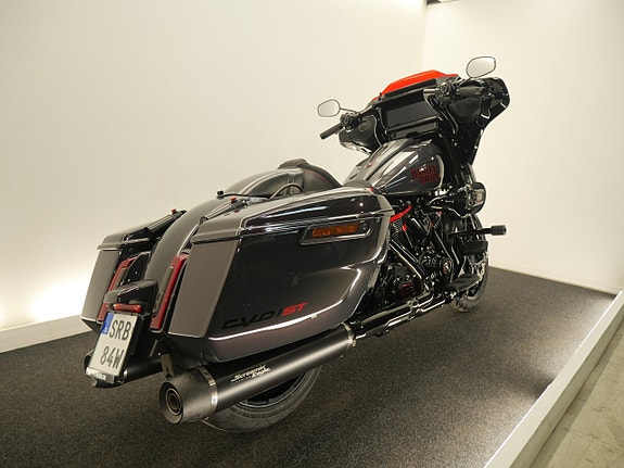 Harley-Davidson CVO™ Street Glide™ ST 3 of 19