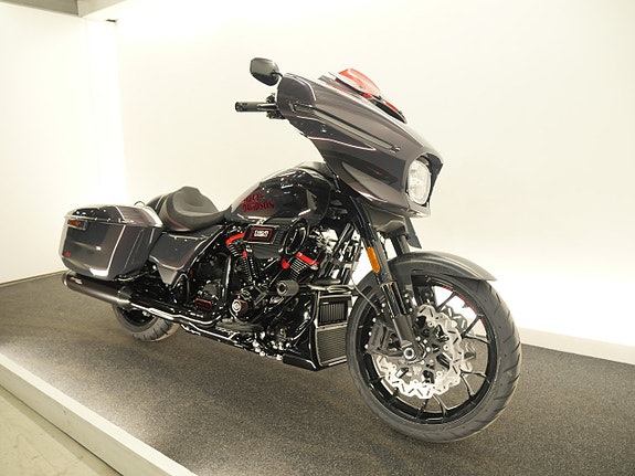 Harley-Davidson CVO™ Street Glide™ ST 2 of 19
