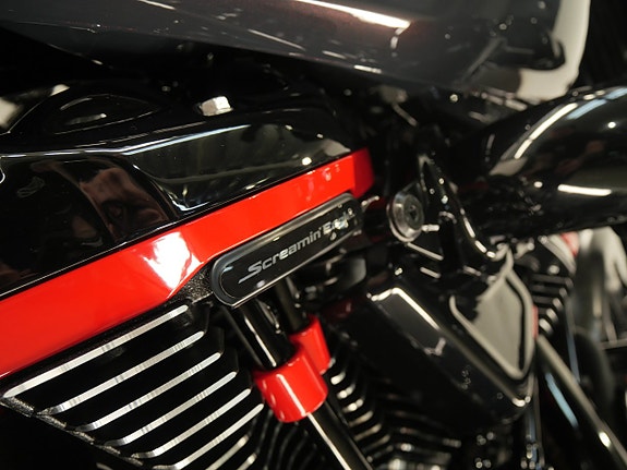 Harley-Davidson CVO™ Street Glide™ ST 10 of 19