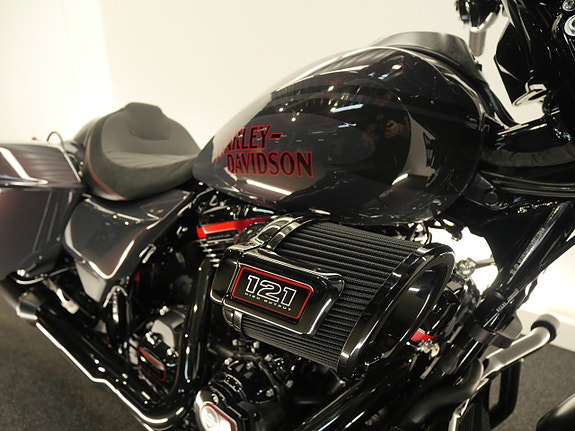 Harley-Davidson CVO™ Street Glide™ ST 6 of 19
