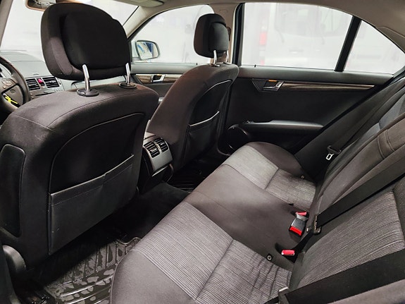Mercedes-Benz C220 7 of 8