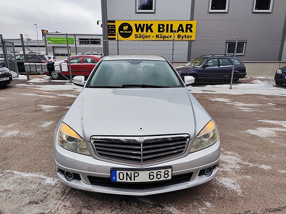 Mercedes-Benz C220 2 of 8
