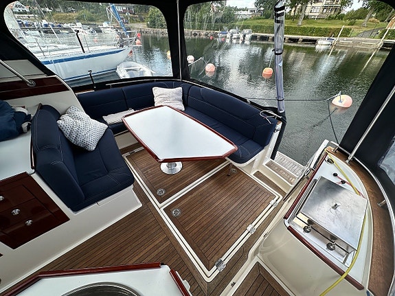 Aquador 33 HT 2010, D6-370, 486h 3 of 5