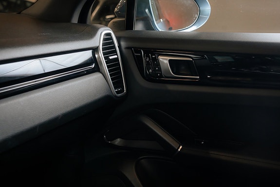 Porsche Cayenne 19 of 27