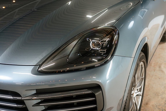 Porsche Cayenne 4 of 5