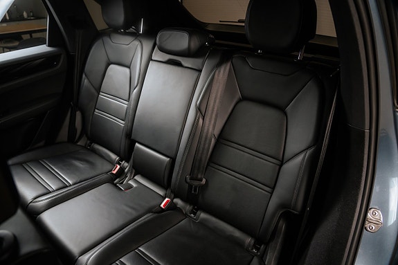 Porsche Cayenne 21 of 27