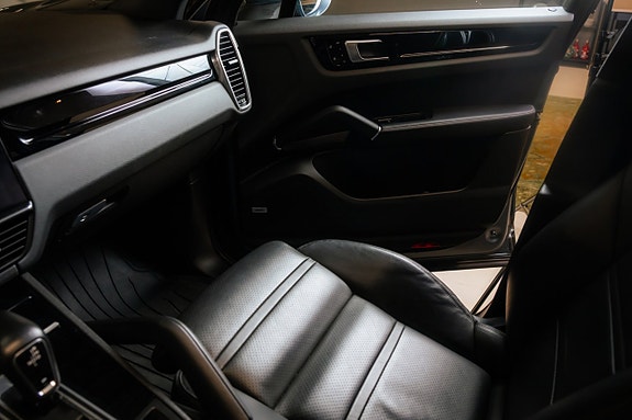 Porsche Cayenne 20 of 27