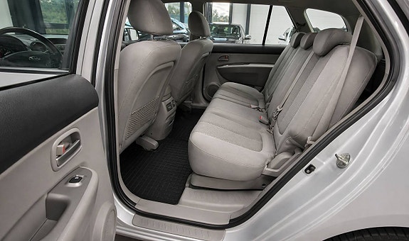 Kia Carens 8 of 9