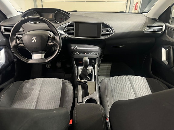Peugeot 308 SW 13 of 18