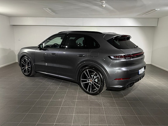Porsche Cayenne 2 of 5