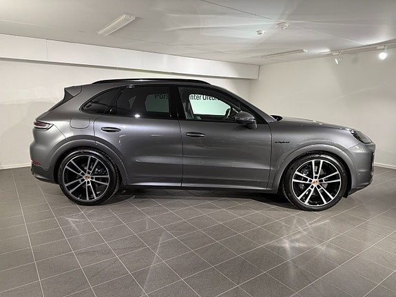 Porsche Cayenne 4 of 5