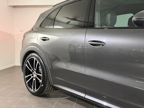 Porsche Cayenne 5 of 5
