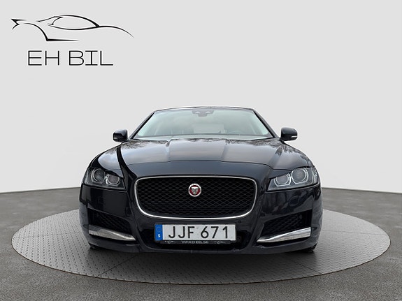 Jaguar XF 2 of 5