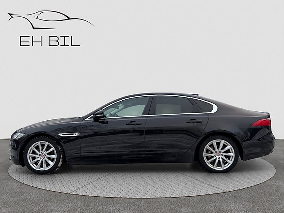 Jaguar XF 4 of 5