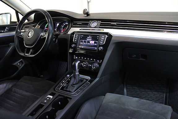 Volkswagen Passat 10 of 29