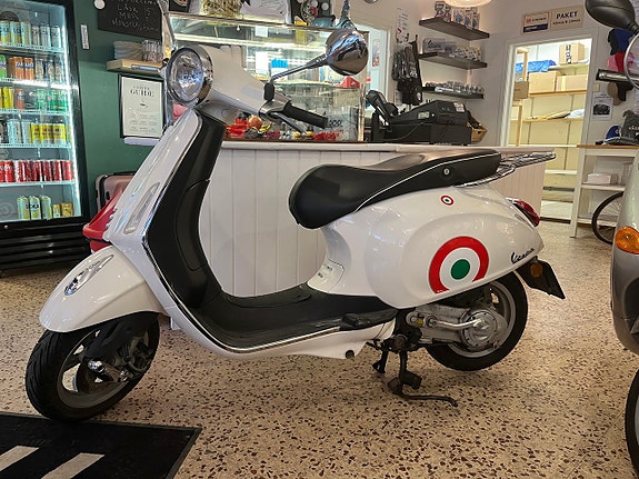 Vespa Primavera 50 4T Klass 1 moped, kräver AM-kort
