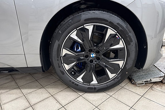 BMW iX 17 of 22