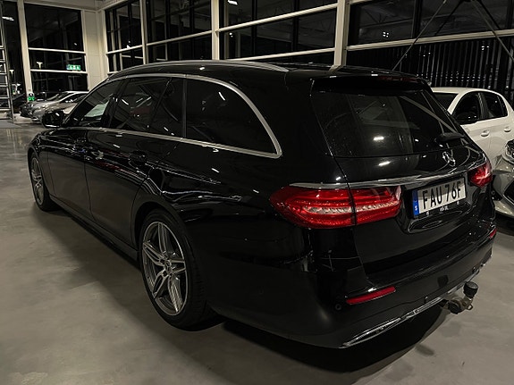 Mercedes-Benz E200 4 of 5