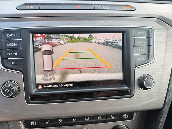 Volkswagen Passat 17 of 26