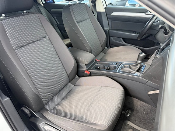 Volkswagen Passat 10 of 26