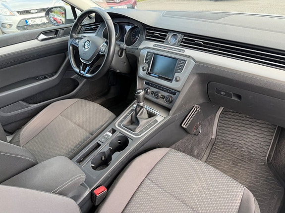 Volkswagen Passat 9 of 26