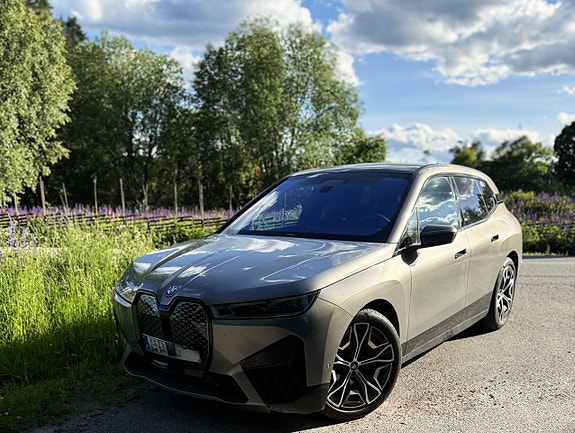 BMW iX 9 of 12