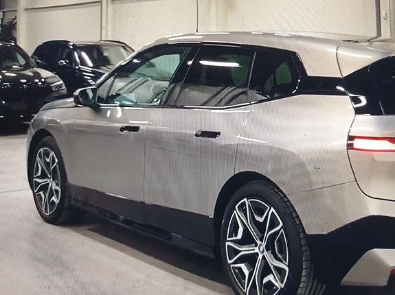 BMW iX 7 of 12
