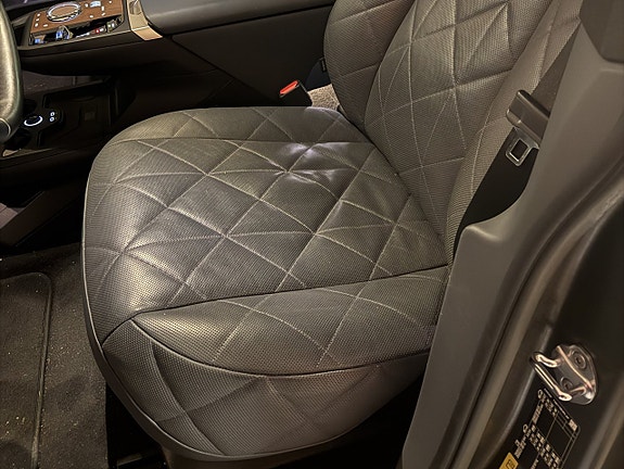 BMW iX 4 of 12