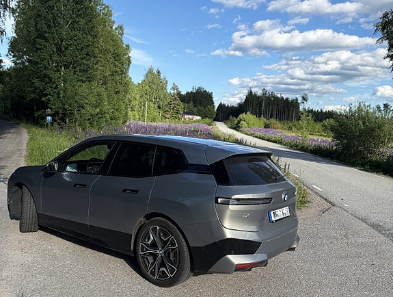 BMW iX 2 of 12