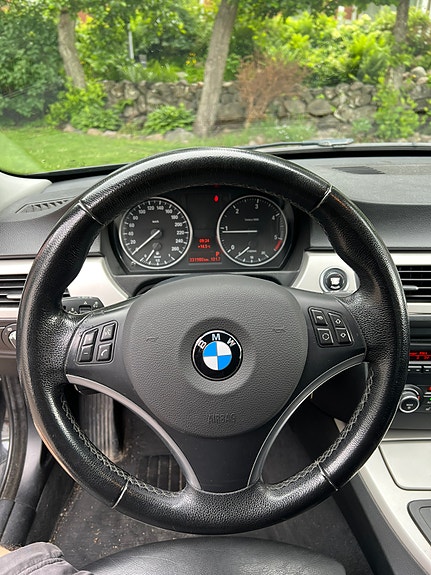 BMW 320d 4 of 5