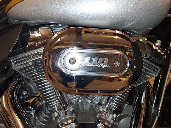 Harley-Davidson Electra Glide Ultra Classic CVO 3 of 6