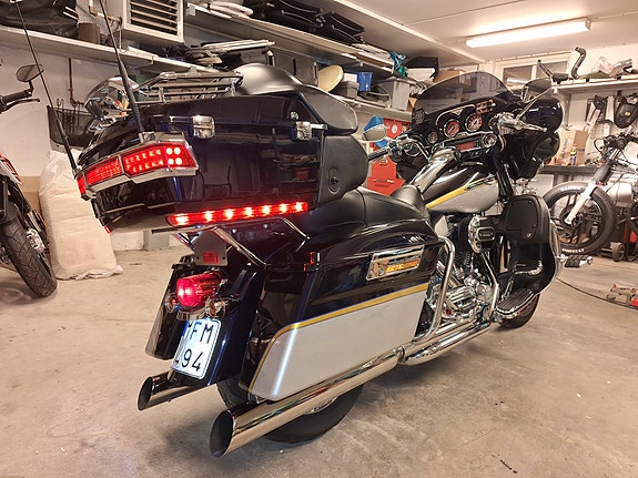 Harley-Davidson Electra Glide Ultra Classic CVO 4 of 6
