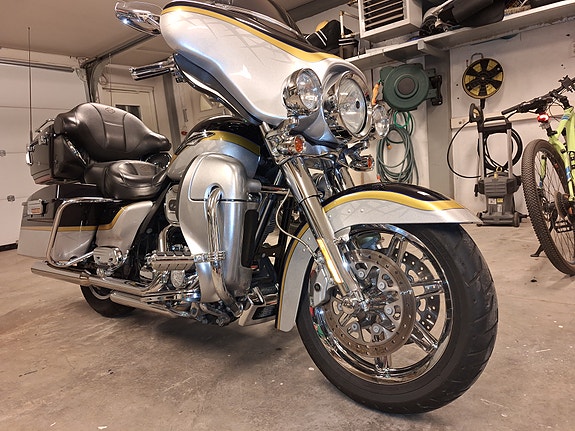 Harley-Davidson Electra Glide Ultra Classic CVO 2 of 6