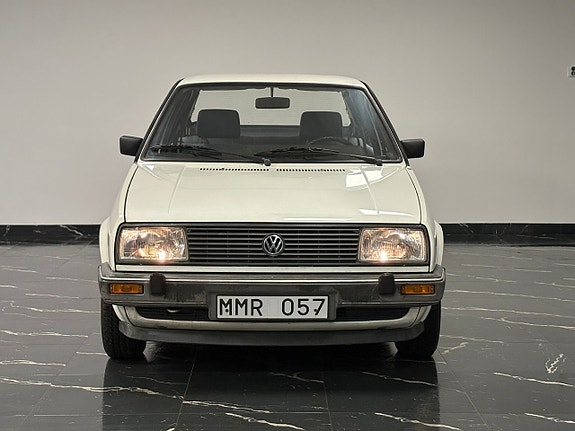 Volkswagen Jetta 2 of 5