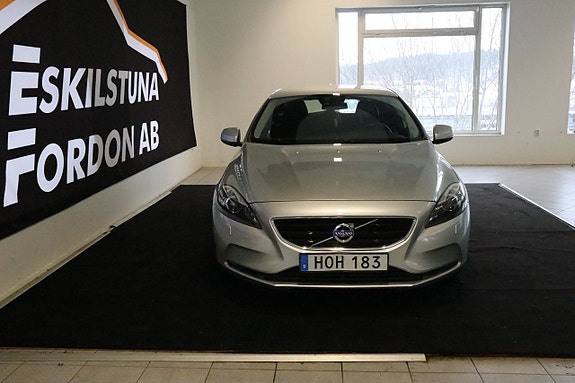 Volvo V40 2 of 5