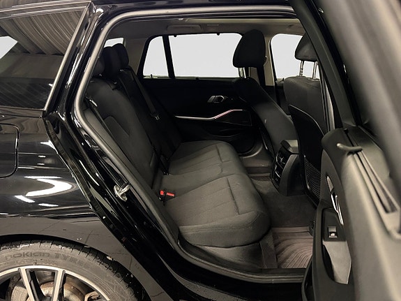 BMW 330e 25 of 27