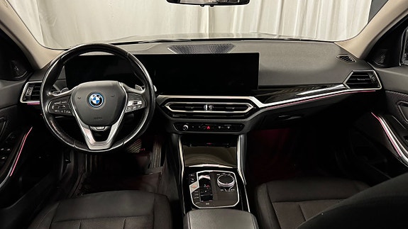 BMW 330e 16 of 27