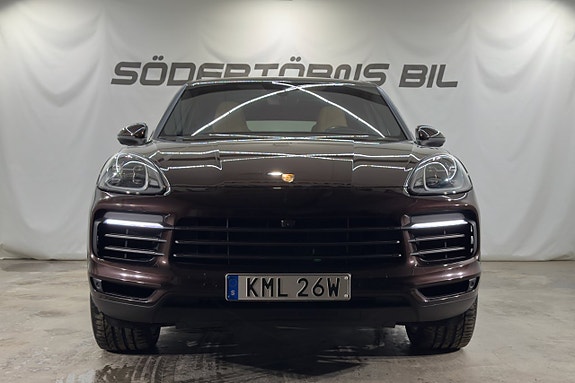 Porsche Cayenne 4 of 5