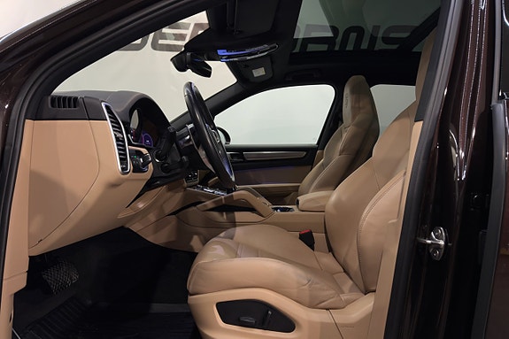 Porsche Cayenne 9 of 27
