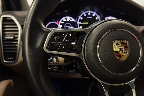 Porsche Cayenne 14 of 27